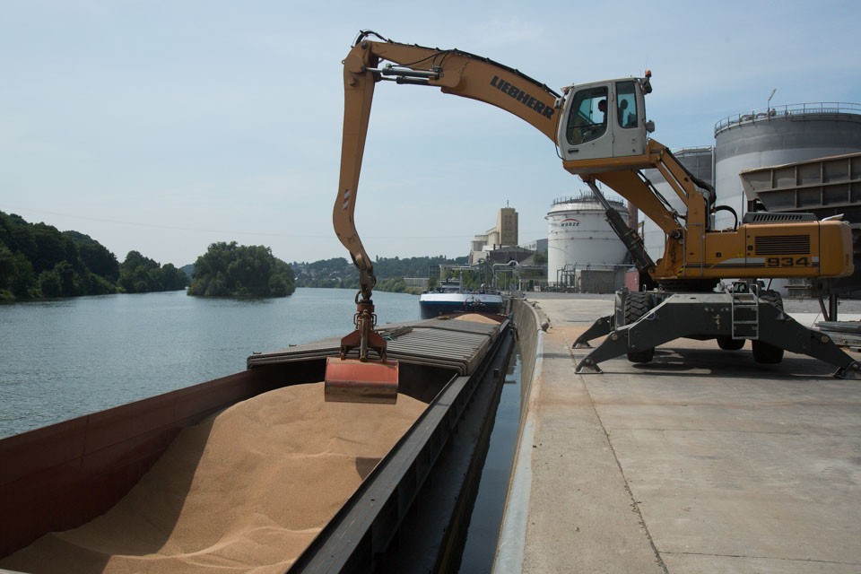 Unloading boat 01